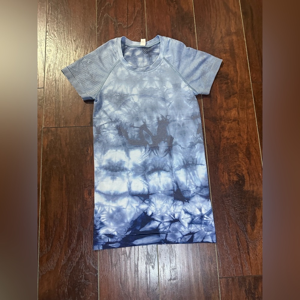 Lululemon Swiftly Tech Size 2 Short Sleeve Shirt 2.0
Shibori Stripe True Navy